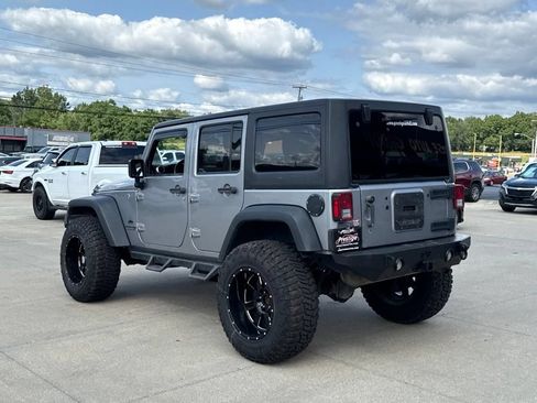 Used 2018 Jeep Wrangler Unlimited Rubicon w/ Connectivity Group AWD/4WD image 4