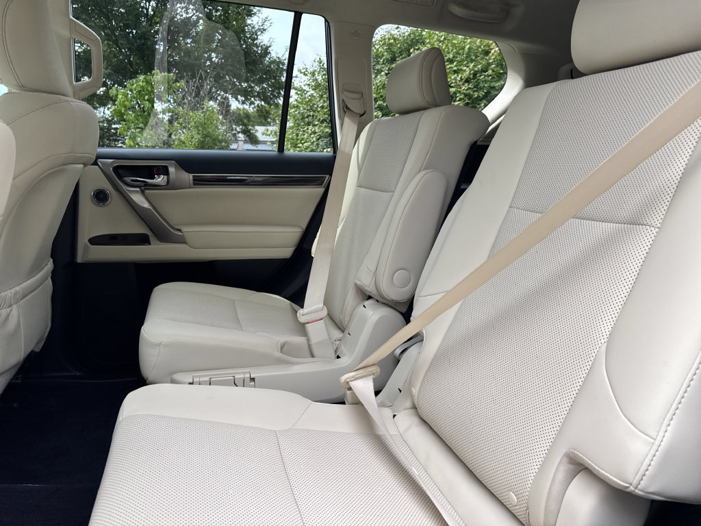 Used 2021 Lexus GX 460 Premium w/ Accessory Package AWD/4WD image 29