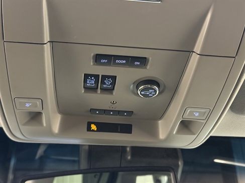 Used 2018 Chevrolet Suburban LT w/ LT Signature Package AWD/4WD image 34
