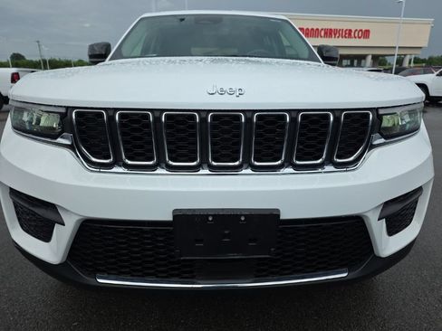 Used 2023 Jeep Grand Cherokee Laredo AWD/4WD image 2