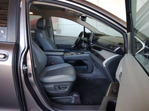Used 2022 Toyota Sienna XLE w/ XLE Plus Package FWD image 12