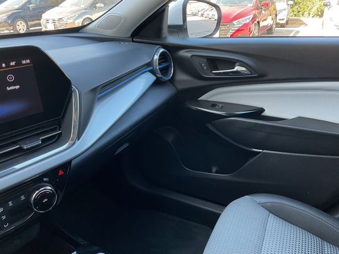 Used 2025 Chevrolet Trax LT image 36