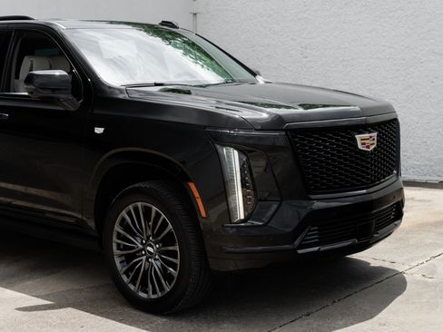 Used 2026 Cadillac Escalade Platinum Sport w/ LPO, Floor Liner Package AWD/4WD image 17