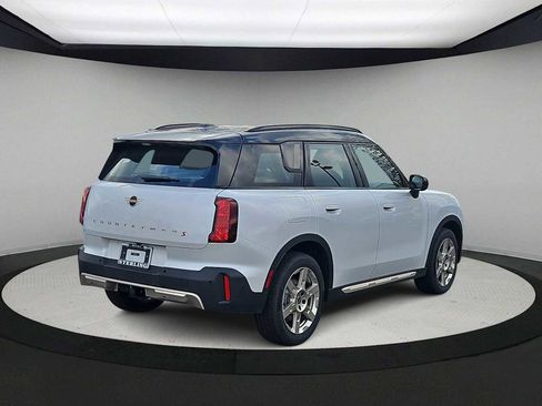 Used 2023 Ford Explorer XLT w/ Equipment Group 202A image 8