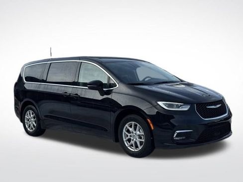Used 2024 Chrysler Pacifica Touring-L image 4
