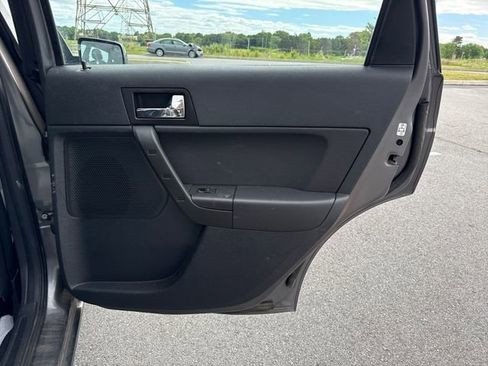 Used 2010 Ford Focus SES FWD image 16