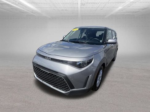 Used 2025 Kia Soul LX w/ LX Technology Package FWD image 11