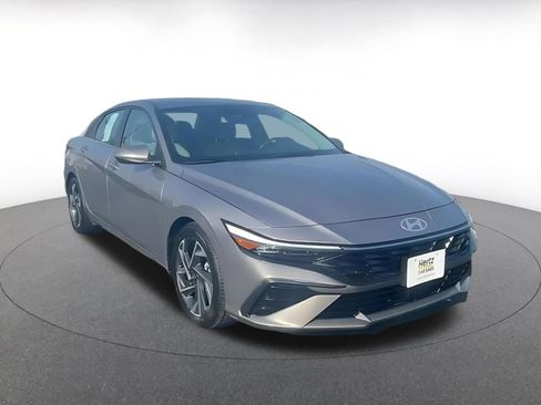 Used 2025 Hyundai Elantra Limited image 3
