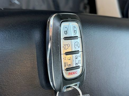 Used 2023 Chrysler Pacifica Touring-L image 33