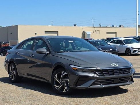 Certified 2025 Hyundai Elantra SEL image 2