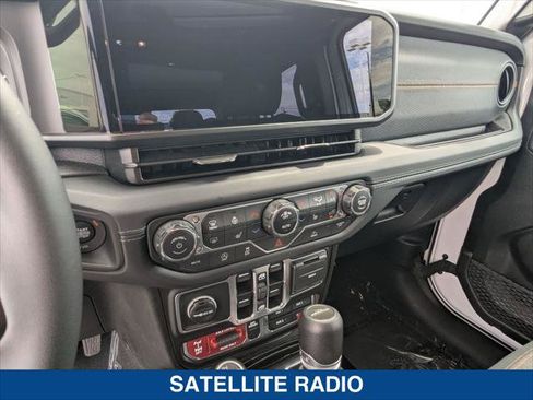 Used 2025 Jeep Gladiator Mojave w/ Convenience Group AWD/4WD image 17