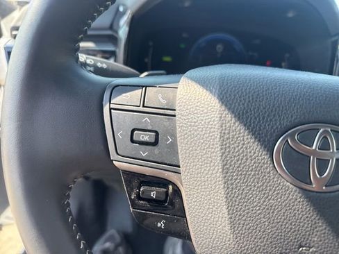 Used 2025 Toyota Camry SE image 13