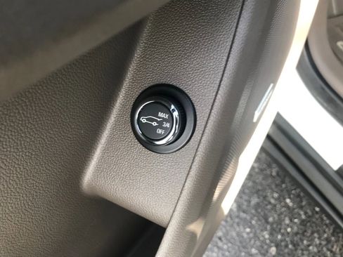 Used 2020 Chevrolet Traverse LT w/ LT Premium Package image 15