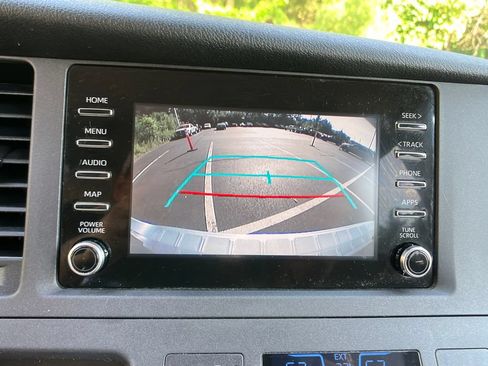Used 2020 Toyota Sienna L FWD image 18