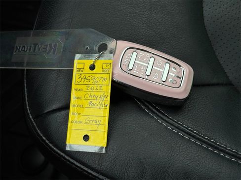 Used 2022 Chrysler Pacifica Touring-L w/ Uconnect Theater Family Group image 38