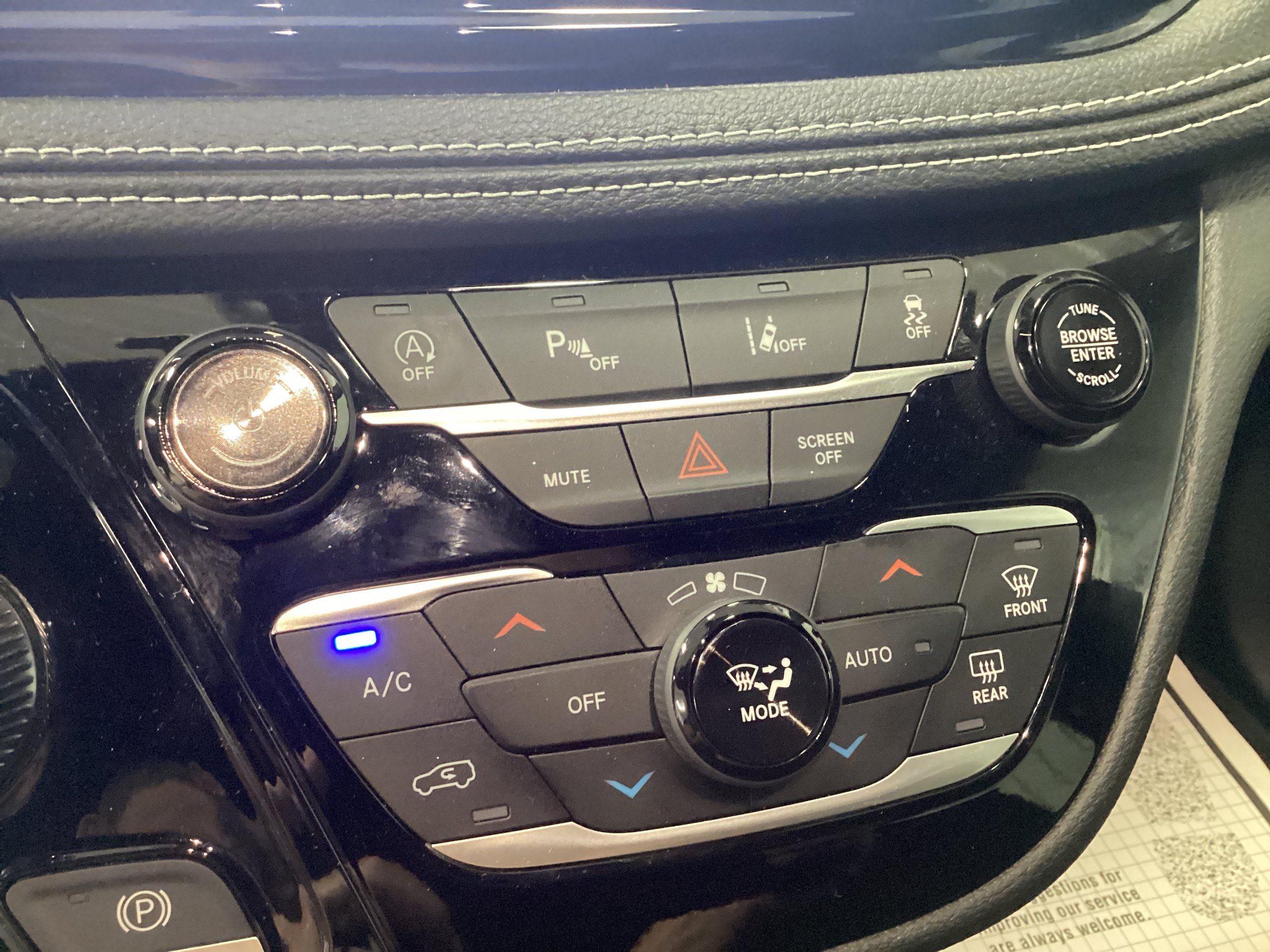 Used 2025 Chrysler Pacifica Select AWD/4WD image 31