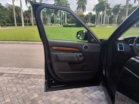 Used 2017 Land Rover Discovery HSE image 9