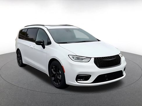 Used 2025 Chrysler Pacifica Limited FWD image 3