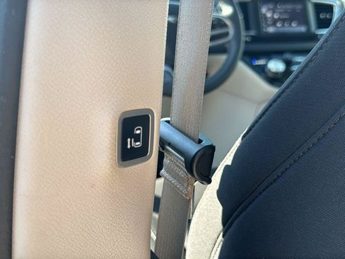 Used 2023 Chrysler Voyager LX FWD image 25