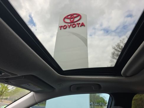 Used 2025 Toyota Corolla Cross XLE w/ Convenience Package AWD/4WD image 28