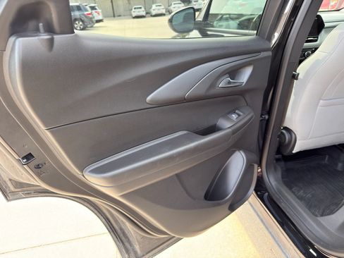 Used 2025 Chevrolet TrailBlazer LT w/ LT Cold Weather Package FWD image 24