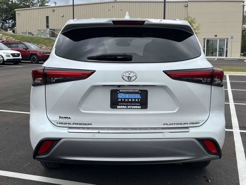 Used 2023 Toyota Highlander Platinum AWD/4WD image 4