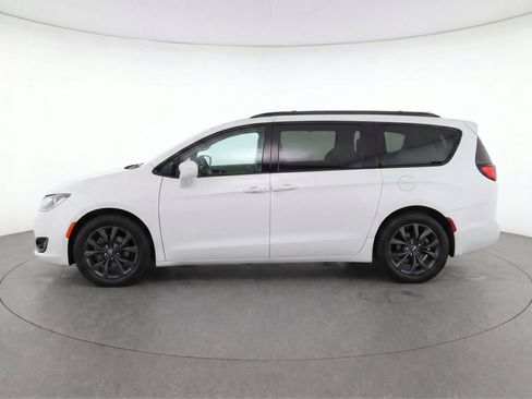Used 2023 Chrysler Pacifica Limited w/ Uconnect Theater Family Group FWD image 6