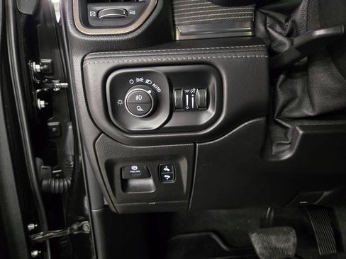 Used 2020 RAM 1500 Limited w/ Black Appearance Package AWD/4WD image 15