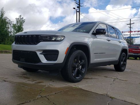 Used 2023 Jeep Grand Cherokee Altitude AWD/4WD image 7