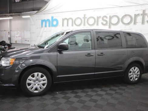 Used 2019 Dodge Grand Caravan SE w/ UConnect Hands-Free Group image 2