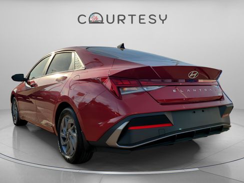 Used 2025 Hyundai Elantra Blue image 2