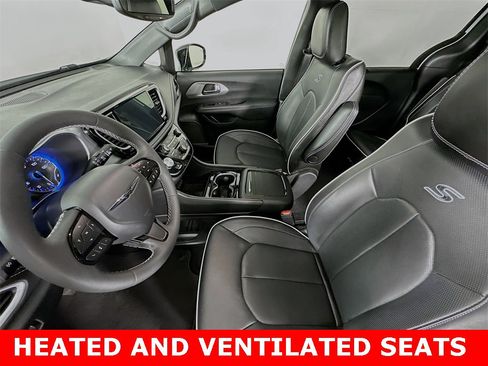 Used 2025 Chrysler Pacifica Limited image 4
