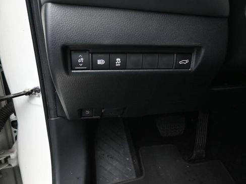 Used 2022 Toyota Venza XLE image 13