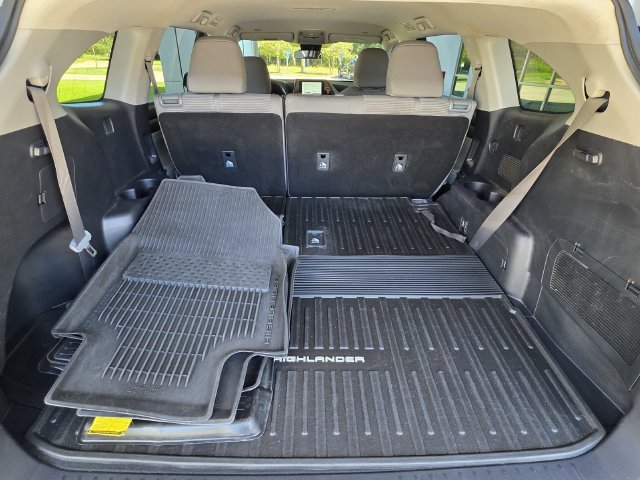 Used 2023 Toyota Highlander LE AWD/4WD image 13