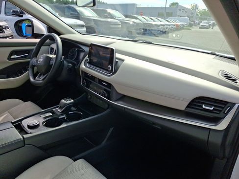 Used 2025 Nissan Rogue SV AWD/4WD image 11