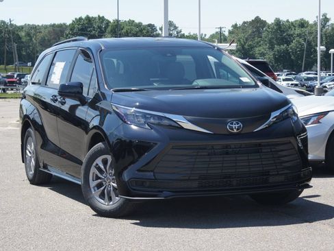 Used 2026 Toyota Sienna LE FWD image 15