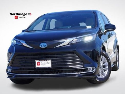 Used 2024 Toyota Sienna XLE FWD image 1