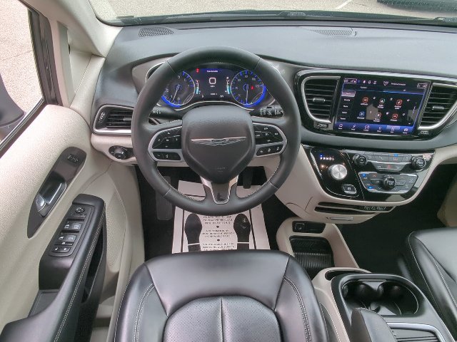 Used 2023 Chrysler Pacifica Touring-L FWD image 7