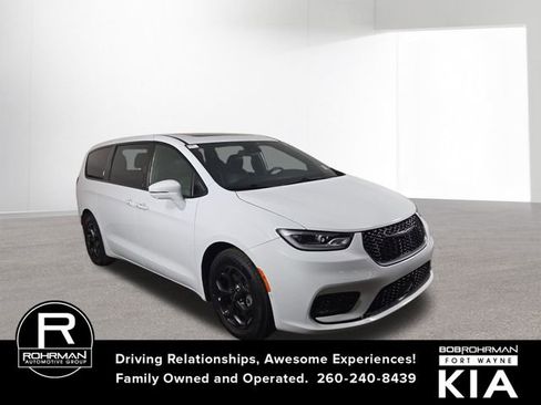 Used 2022 Chrysler Pacifica Limited w/ Uconnect Theater Family Group image 4