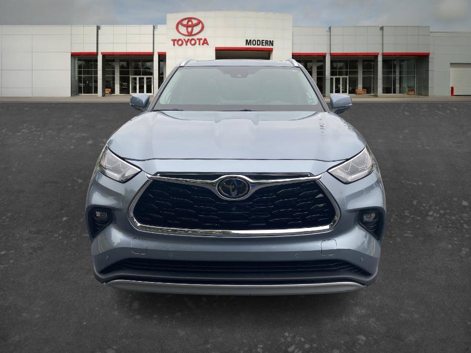 Certified 2021 Toyota Highlander Platinum AWD/4WD image 2