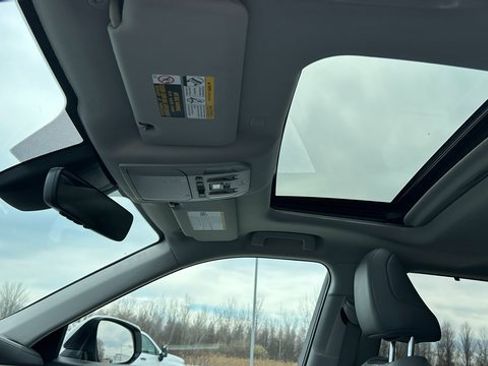 Used 2021 Toyota Highlander XLE image 18