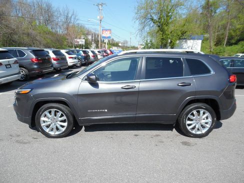 Used 2017 Jeep Cherokee Limited FWD image 2