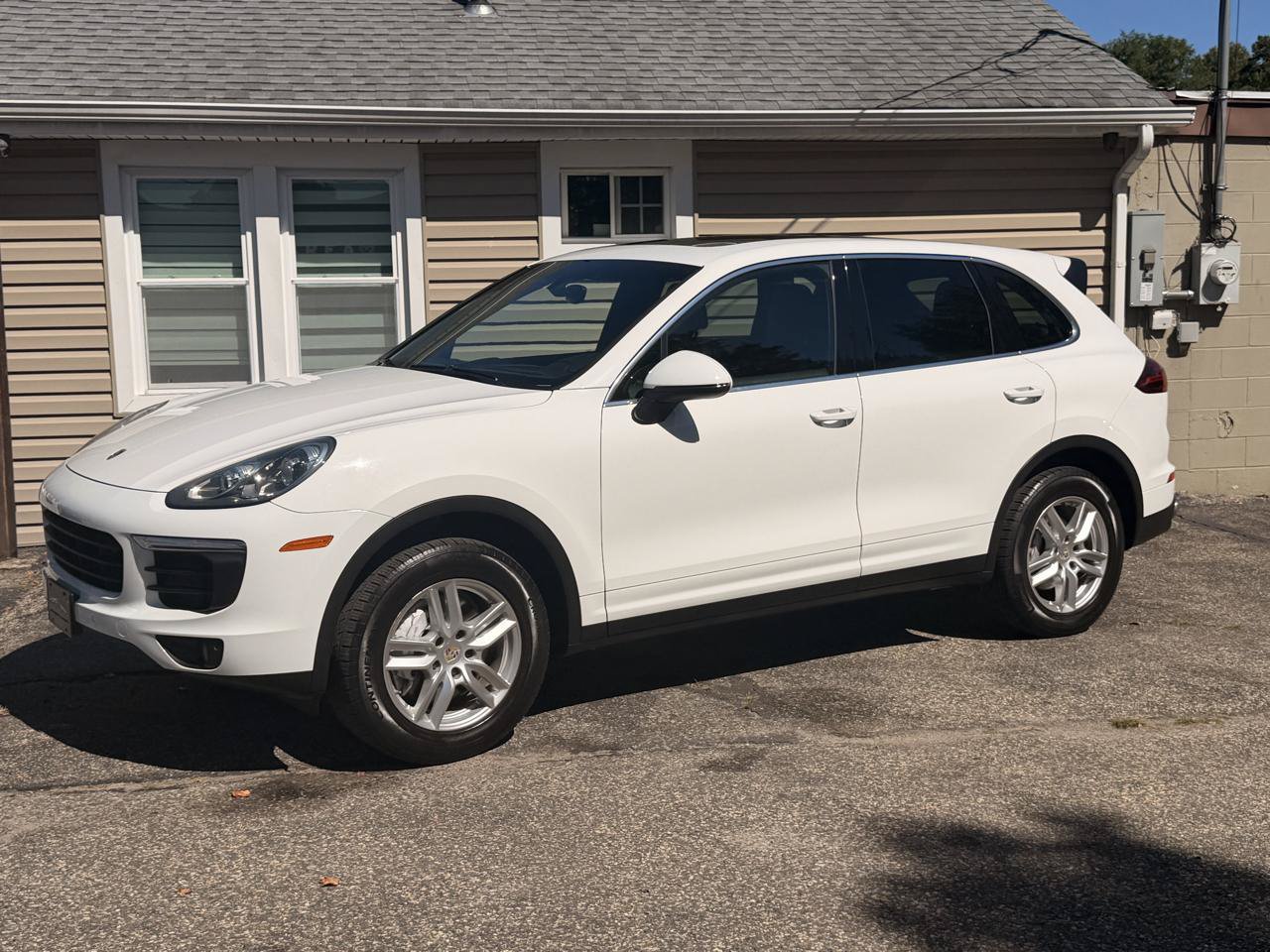 Used 2016 Porsche Cayenne w/ Premium Package AWD/4WD image 3
