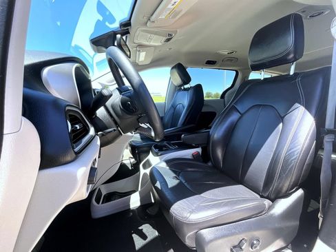 Used 2022 Chrysler Pacifica Touring-L FWD image 10