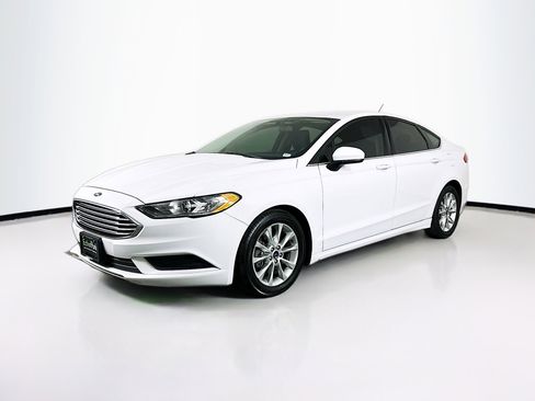 Used 2017 Ford Fusion SE image 3