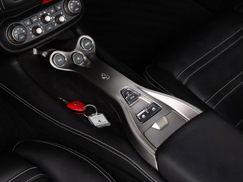 Used 2010 Ferrari California image 89