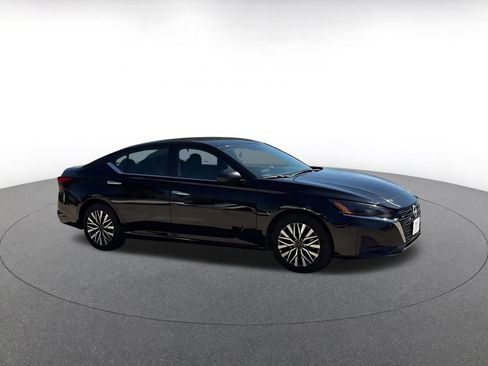 Used 2025 Nissan Altima 2.5 SV image 2