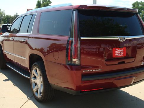 Used 2020 Cadillac Escalade ESV Premium Luxury image 6