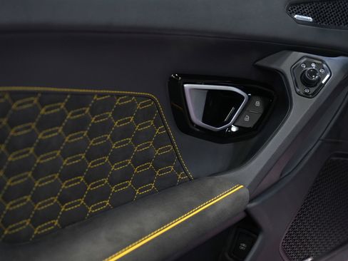 Used 2024 Lamborghini Huracan EVO image 35