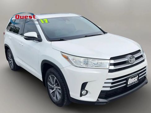 Used 2017 Toyota Highlander XLE AWD/4WD image 1